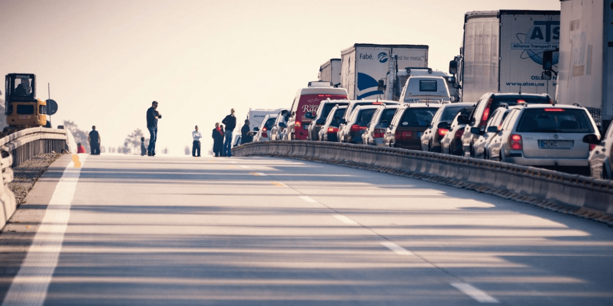 Los retos de los accidentes de camiones de entrega en Los Ángeles: ¿Cómo un abogado de accidentes en Los Ángeles puede ayudar a enfrentar los impactos en la cadena de suministro y la logística?